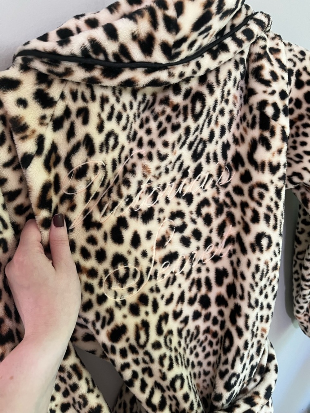 Victoria’s Secret leopard Print Plush Robe size medium m/l - Picture 5 of 5